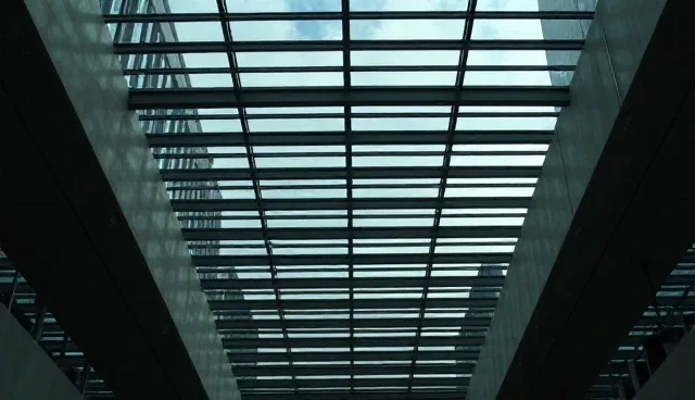 旅游服务优化:人工与智能导览的比较与取舍